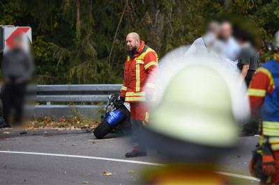 Essingen: 3 Schwerverletze bei Motorradunfall - Rettungshubschrauber und Feuerwehr im Einsatz