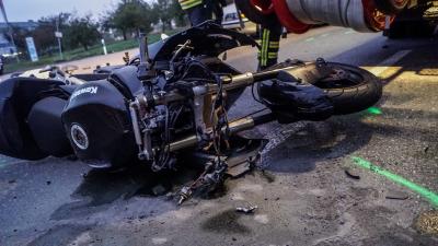 Holzgerlingen: PKW uebersieht Motorrad beim Abbiegen - Motorradfahrer verstirbt an der Unfallstelle