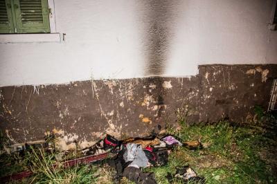 BRANDSTIFTUNGSSERIE! Esslingen-Zell: Kleidung und Muell brannte an Gebaeude