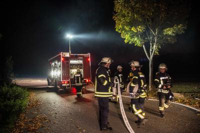 BRANDSTIFTUNGSSERIE! Altbach: Strohballenbrand auf einem Feld