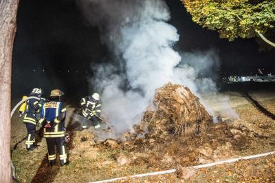 BRANDSTIFTUNGSSERIE! Altbach: Strohballenbrand auf einem Feld