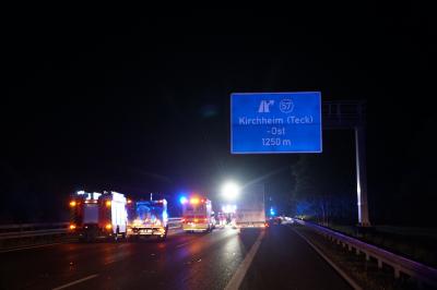 Kirchheim Teck A8: 30-jaehrige PKW Lenkerin kollidiert mit LKW und landet auf dem Dach