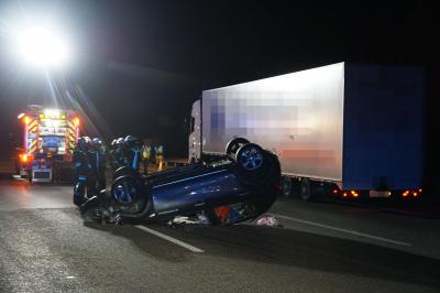 Kirchheim Teck A8: 30-jaehrige PKW Lenkerin kollidiert mit LKW und landet auf dem Dach