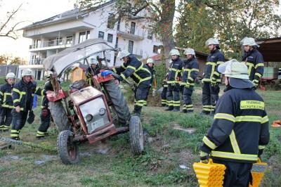 Schlaitdorf: Traktor stuerzt Boeschung runter und ueberschlaegt sich