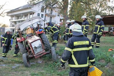 Schlaitdorf: Traktor stuerzt Boeschung runter und ueberschlaegt sich