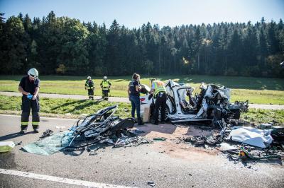 Schwaebisch Gmuend-Hussenhofen: Toedlicher Unfall - Pkw faehrt frontal in LKW