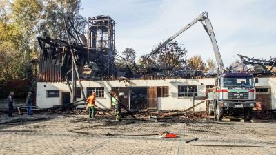 Holzgerlingen: Der Tag nach dem Grossbrand - die Aufraeumarbeiten beginnen