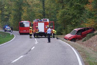 Eisingen: Schwerer Verkehrsunfall mit Pkw Ueberschlag fordert eine schwer Verletzte Person