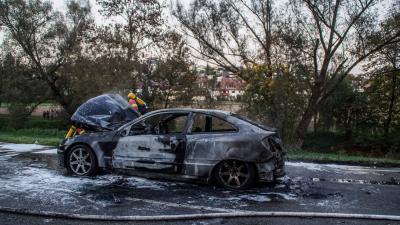 Weil der Stadt - Schafhausen: Mercedes nach technischem Defekt vollstaendig ausgebrannt