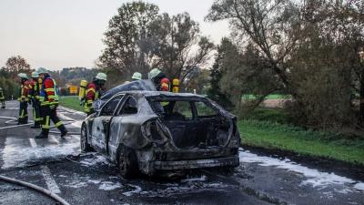 Weil der Stadt - Schafhausen: Mercedes nach technischem Defekt vollstaendig ausgebrannt