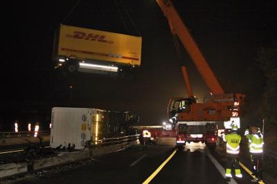 Stuttgart-Moehringen: LKW im Baustellenbereich umgekippt 