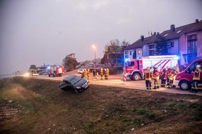 Ostfildern-Parksiedlung: Pkw droht abzustuerzen â€“ Betrunkener von Polizei aus dem Auto geholt