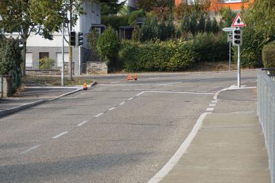Pforzheim: Pkw landet auf der Mauer 