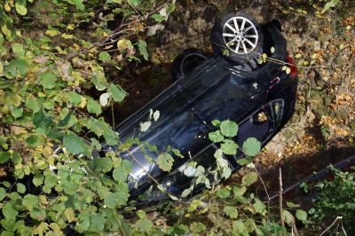 Koenigsbach-Stein: schwerer Verkehrsunfall auf der L611 fordert einen mittelschwer Verletzte Person