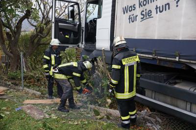 Heiningen: LKW kommt von Fahrbahn ab - Fahrer verstirbt an der Unfallstelle