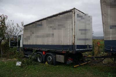 Heiningen: LKW kommt von Fahrbahn ab - Fahrer verstirbt an der Unfallstelle