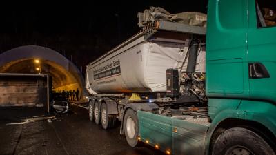 Herrenberg: PKW rasst in umgekippten LKW - stundenlange Vollsperrung der A81 