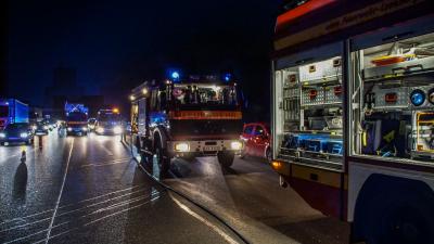 Sindelfingen: PKW kracht in die Betonschutzwand auf der Autobahn