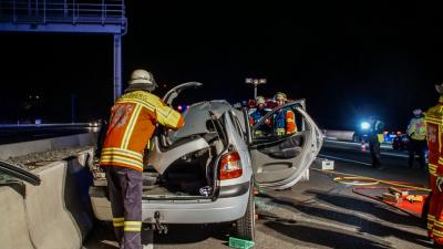 Sindelfingen: PKW kracht in die Betonschutzwand auf der Autobahn