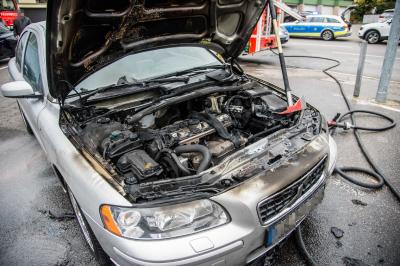 Esslingen-Sulzgries: Pkw brannte im Motorraum