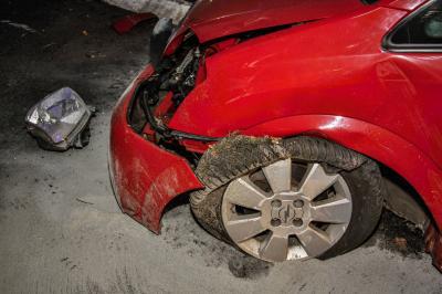 Gerlingen: PKW schanzt ueber Kreisverkehr - Fahrer schwer verletzt