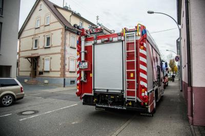 Nuertingen: Essen auf dem Herd loest Feuerwehreinsatz aus und fordert 2 Verletzte