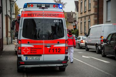 Nuertingen: Essen auf dem Herd loest Feuerwehreinsatz aus und fordert 2 Verletzte