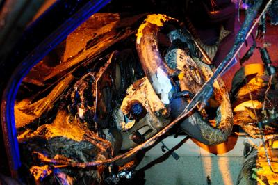 Stuttgart-Nord: PKW geht in Flammen auf und brennt nahezu vollstaendig aus