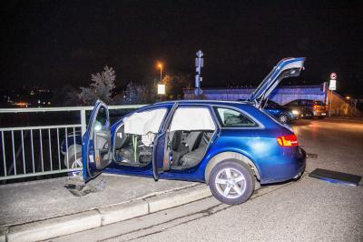 Esslingen-Mettingen: Pkw durchbricht Gelaender - Teile landen auf B10 und verursachen mehrere Unfaelle - Vollsperrung