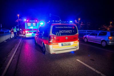 Esslingen-Mettingen: Pkw durchbricht Gelaender - Teile landen auf B10 und verursachen mehrere Unfaelle - Vollsperrung