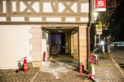 Schlaitdorf: Geldautomat in Rathaus gesprengt - Feuerwehr und Polizei im Einsatz - Taeter fluechtig