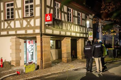 Schlaitdorf: Geldautomat in Rathaus gesprengt - Feuerwehr und Polizei im Einsatz - Taeter fluechtig