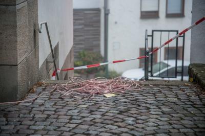 Schlaitdorf: Geldautomat in Rathaus gesprengt - Feuerwehr und Polizei im Einsatz - Taeter fluechtig