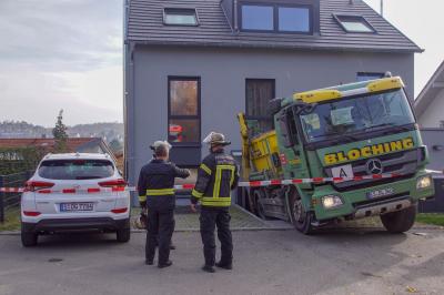Stuttgart-Feuerbach: LKW kracht in Hauseingang