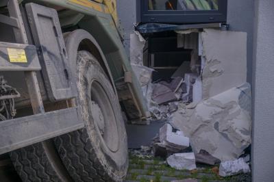 Stuttgart-Feuerbach: LKW kracht in Hauseingang