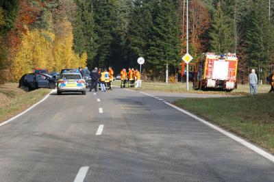 Neuweiler: schwerer Frontalzusammenstoss zweier Pkw fordert 7 Verletzte darunter eine schwer Verletzte Person