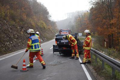 Essingen: Auto ueberschlagen - Fahrer schwer verletzt