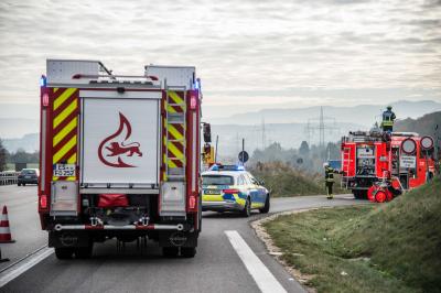 Wendlingen/A8: Ausfahrt verwechselt - Auto ueberschlaegt sich