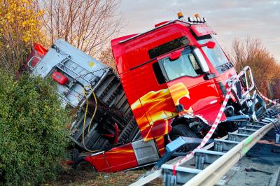 A81/Moeglingen: Verkehrschaos am Montag-Morgen - LKW kracht gegen Leitplanke und Boeschung hinunter!