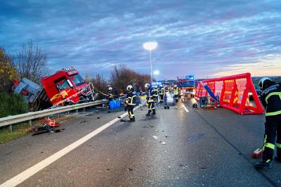 A81/Moeglingen: Verkehrschaos am Montag-Morgen - LKW kracht gegen Leitplanke und Boeschung hinunter!