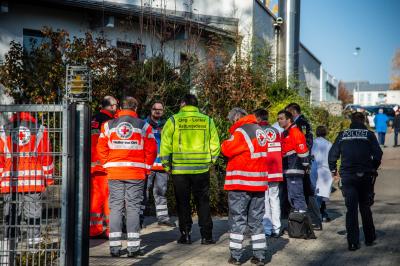 Neuhausen: Ueber 30 Verletzte nach Stoffaustritt in einer Firma - Grosseinsatz der Rettungskraefte