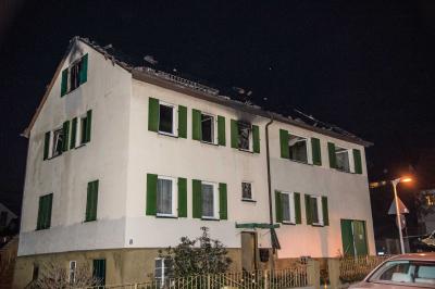 NACHTBILDER und LEICHENWAGEN! Esslingen-Zell: Toedlicher Wohnhausbrand