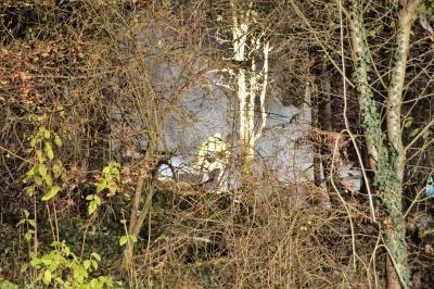 Neckarhausen: Wohnwagen und Wald geraten in Brand