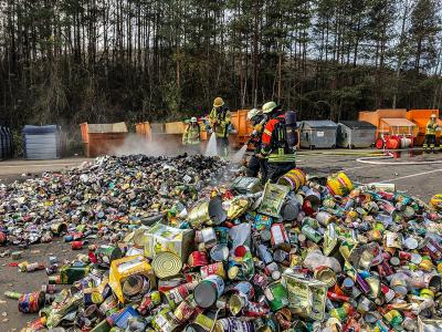 Stteinenbronn: Brand vom Muell auf dem dortigen Wertstoffhoff