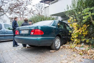 Plochingen: Aeltere Frau landet mit Auto im Wohnzimmer