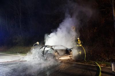 Muehlhausen: BMW brennt lichterloh - Montagnacht fing ein Pkw auf der A8 bei Muehlhausen Feuer.