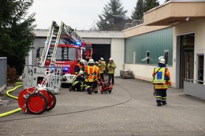 Oberboihingen: Gluehende Holzteile in Schreinerei