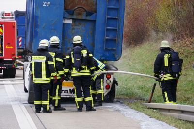 Holzmaden: LKW Anhaenger faengt feuer