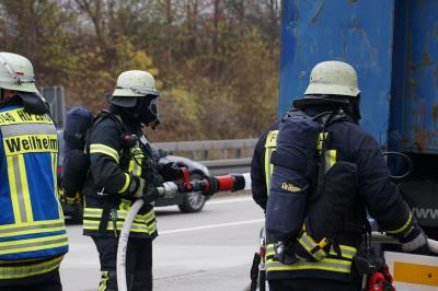 Holzmaden: LKW Anhaenger faengt feuer