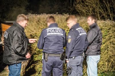 Esslingen-Obertal: Wieder Brandstiftung? Mehrere Holzstapel brennen - Kripo aus Aalen unterstuetzt die Ermittlungen